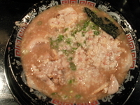 「とんこつチャーシューメン 【 硬め こってり ネギ多め 】」@無鉄砲 東京中野店の写真