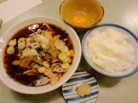 「中華そば700円+ライス+生玉子（ニンニク付き）」@大喜 駅前店の写真