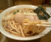 「醤油わんたんめん750円（大盛サービス）+味玉100円」@らーめん雅ノ屋の写真