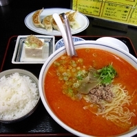 「担々めん定食1100円（大辛）【担々めん+半ライス+餃子5個+漬」@つるつる亭の写真