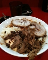 「特製まぜそば（950円）+小豚増し（150円）+ニンニク増し」@ジャンクガレッジ 東大宮店の写真