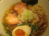 「鰮煮干ラーメン（730円）+チャーシュー1枚（100円）」@喜元門 本店の写真