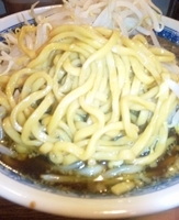 「ラーメン（野菜少なめ+にんにく増し）650円+肉券（2枚入）10」@らーめん こじろう526 日暮里店の写真