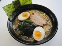 「豚魚醤油ラーメン 700円+味玉（クーポン利用）」@横浜ラーメン 骨骨家の写真