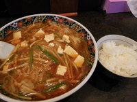 「スーラータンメン(辛さB)大盛り小ライスセット」@夜来香の写真