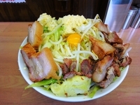 「まぜそば豚入り+チーズ（野菜、にんにく、カラメ）」@魔人豚の写真