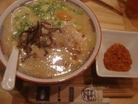 「SHIROMARU-BASE（バリ）+半熟煮玉子&キクラゲ+カレ」@一風堂 大森店の写真