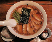 「ちゃあしゅうそば+味付け玉子+おにぎり」@支那そば きび 神田本店の写真