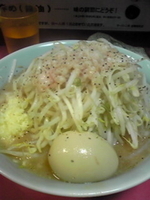 「ラーメン普通盛り+煮玉子￥800」@ラーメン二郎 歌舞伎町店の写真