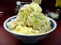 「小らーめん+温泉タマゴ ヤサイ ニンニク」@らーめん豚喜 川口店の写真