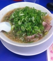 「背脂しょうゆラーメン（ねぎ多め）」@来来亭 萩店の写真