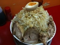 「ラーメン 中700円 +小豚150円 （ヤサイW、ニンニク、カラ」@モッコリ豚の写真