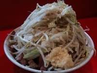 「豚入り 750円 （ヤサイ・ニンニク・カラメ）」@ラーメン二郎 府中店の写真