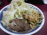 「小らーめん（ヤサイ・ニンニク・アブラ）+豚（オープン記念サービス」@らーめん豚喜 川口店の写真