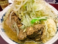 「大ラーメン+豚入り（オープン記念サービスで無料）+無料トッピング」@らーめん豚喜 川口店の写真