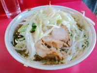 「ラーメン 麺少なめ（ニンニク） 600円」@ラーメン二郎 三田本店の写真