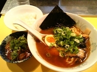 「4番 醤油+もつ煮セット」@らーめん研究所の写真