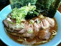 「チャーシューラーメン並（950円）+ねぎ（100円）」@家系ラーメン 桂家の写真