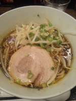 「醤油らぁ麺」@ちゃぶ屋 とんこつらぁ麺 CHABUTON 池袋東口店の写真