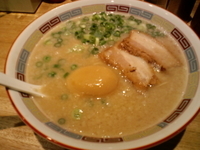 「SHIROMARU BASE （特濃ラーメン）700円+味玉+ネ」@一風堂 大森店の写真