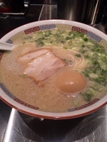 「SHIROMARU BASE 【700円】、味玉+ねぎ増し【10」@一風堂 大森店の写真