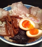 「特製中華そば 【880円】」@らーめんはたかくるの写真