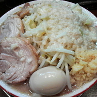 「ラーメン並（アブラW、ニンニク、ヤサイ半分）+半肉+味玉」@クローバーの写真