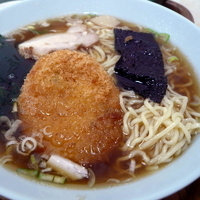 「ラーメン定食（コロッケ） 550円」@立喰 新角の写真