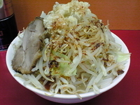 「ラーメン（ヤサイ1.5増し、ニンニク）+特製ラー油￥800」@モッコリ豚の写真