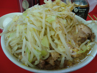 「小ラーメン+崩し豚+生卵」@ラーメン二郎 茨城守谷店の写真