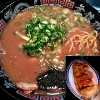 「とんこつラーメン（粉落とし￥750）ギョーザ（￥400）」@無鉄砲 東京中野店の写真