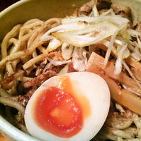 「塩汁無し（中盛り）￥650 + 生玉子￥50 +スープ割w」@らーめん 破顔の写真