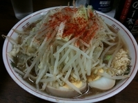 「小ぶた800 円+煮玉100円 （ヤサイ・ニンニク・カラメ）」@ラーメン二郎 品川店の写真