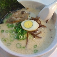 「ラーメン（￥500）+替玉（￥0）」@博多天神 新宿御苑店の写真