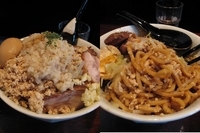 「特まぜそば+鶏そぼろ追加+チャーシュー追加」@ねじ式の写真