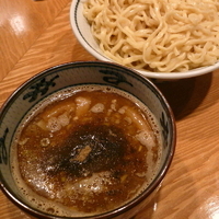 「煮干つけ麺一段搾り 特盛 780円（あつもり） + 煮干増し 5」@月と鼈の写真