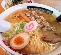 「裏限定メニュー 鶏骨塩ラーメン(大盛無料)+阿波赤鶏のタタキ刺身」@土佐ジローラーメン はりまやの写真