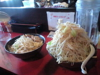 「ラーメン（中）300g ヤサイ増しニンニクw」@麺や 唯桜の写真