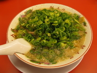 「特製醤油ラーメン並・麺かため・ネギ多め・背脂多め」@ラーメン魁力屋 相模原中央店の写真
