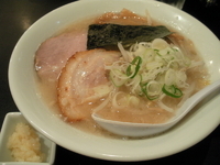 「特製背脂豚骨醤油らーめん （ニンニク）」@創麺業 磯部水産の写真