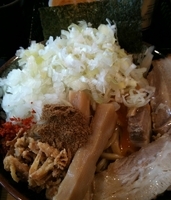 「まぜそば大盛[300g]（750円）+半肉増し（150円）+刻み」@狼煙 〜NOROSHI〜の写真