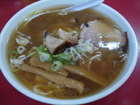 「手打ちラーメン+角チャーシュー （￥600+￥105）」@一品香 駒生店の写真