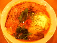 「オニオントマトラーメン+ベーコン+チーズ」@オニオン&トマト麺 ポパイの写真