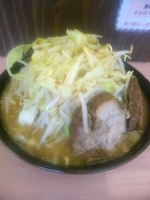 「ラーメン（野菜、ニンニク、カラメ）」@魔人豚の写真