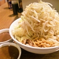 「油そば（汁無し:野菜おまかせ/ニンニク/アブラちょい増し）+カレ」@らーめん こじろう526 日暮里店の写真