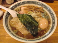 「ワンタンメン（魚介）+味付き玉子 900円」@中華そば おかめの写真