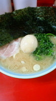 「ラーメン（￥700）+煮玉子（￥100）」@横浜家系ラーメン 末広家の写真