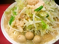 「大豚増しラーメン（味薄め）+ウズラ+無料トッピング（ヤサイ・ニン」@ラーメン二郎 大宮店の写真