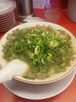「特製醤油ラーメン（麺固め・ねぎ多め・背脂少なめ・一味なし）」@ラーメン魁力屋 相模原中央店の写真
