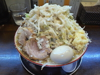 「ラーメン並（ヤサイ・ニンニク・アブラ）+味玉+半肉」@クローバーの写真